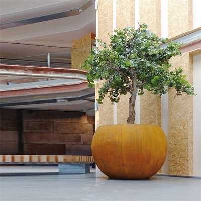 Les sphères géométriques ont survécu au globe en acier de planteurs d'arbre de Corten pour le Streetscape