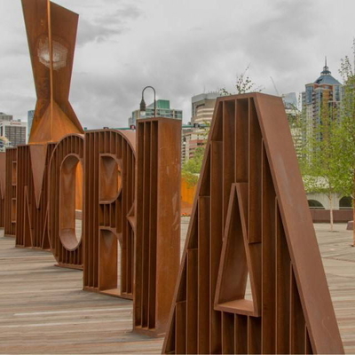 Sculpture abstraite en acier en Corten de lettre en métal