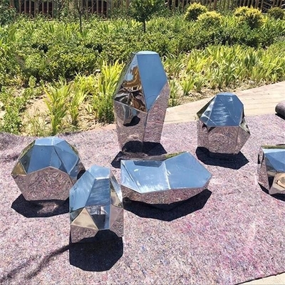 Le miroir géométrique de sculpture en acier inoxydable d'abrégé sur places de jardins a poli